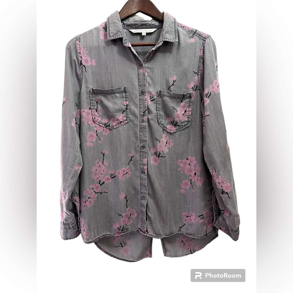 Love 8 for Versona Women’s Shirt Top Button Down Top Gray Floral Small
